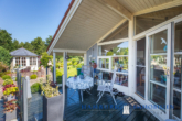 Gelegenheit: EBK-Bungalow mit traumhaft angelegtem Garten, mit 2 Grundstücken in 23747 Dahme - Terrasse hinten