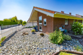 Gelegenheit: EBK-Bungalow mit traumhaft angelegtem Garten, ca. 792 m² Grundstück in 23747 Dahme - Garten vorne