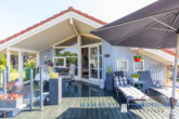 Gelegenheit: EBK-Bungalow mit traumhaft angelegtem Garten, ca. 792 m² Grundstück in 23747 Dahme - Terrasse hinten