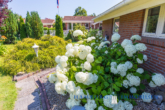 Gelegenheit: EBK-Bungalow mit traumhaft angelegtem Garten, ca. 792 m² Grundstück in 23747 Dahme - Garten seitlich